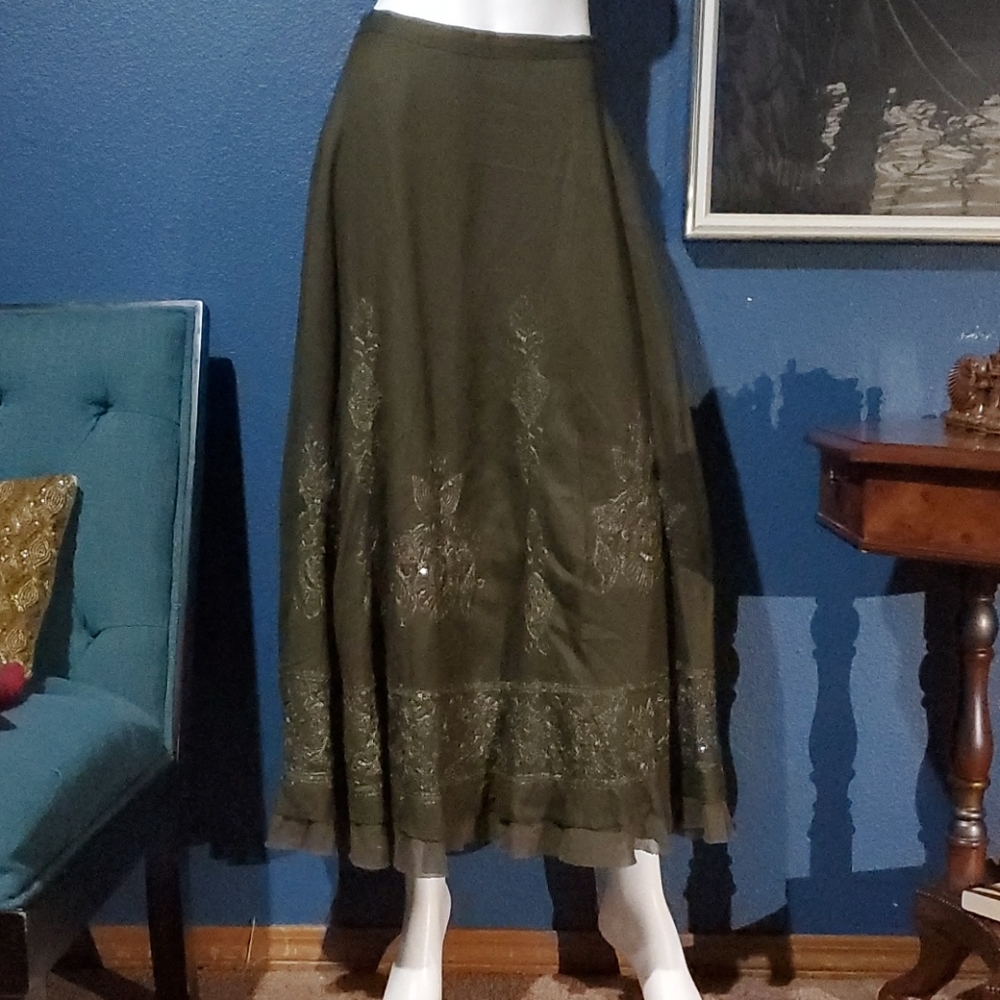 Vintage embroidered long skirt.